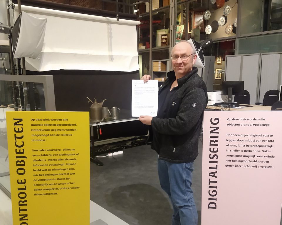 Edwin Plokker, hoofd Twentelab van Museumfabriek en Rijksmuseum Twenthe, met het ondertekende NDE-manifest