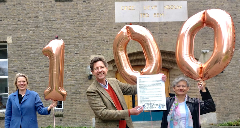 Foto van Anniek Meinders, Robert Quarles van Ufford en Heidi van Limburg Stirum met het ondertekende NDE-manifest