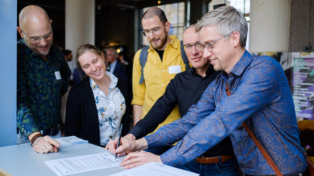 Foto waarop medewerkers van Erfgoedcentrum Zutphen het NDE-manifest ondertekenen