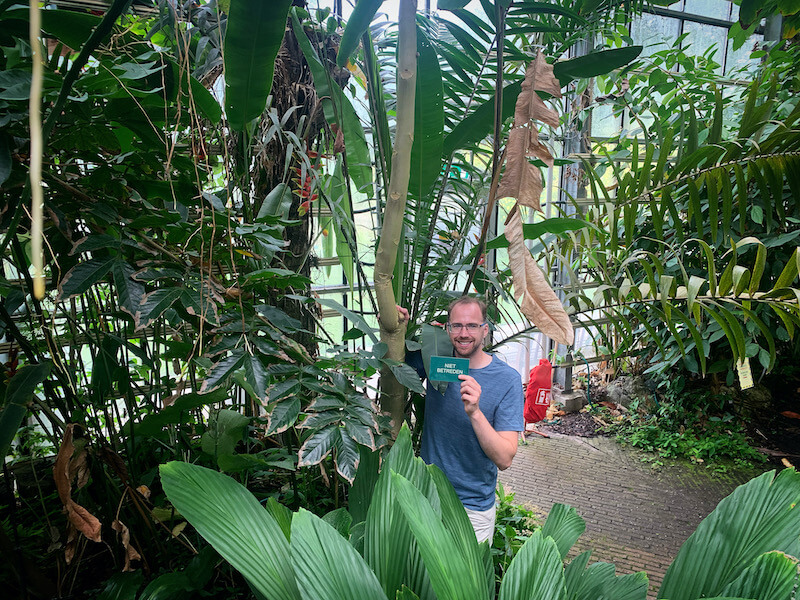 Op de foto zie je Gijs Steur in een van de kassen van de Botanische Tuinen Universiteit Utrecht