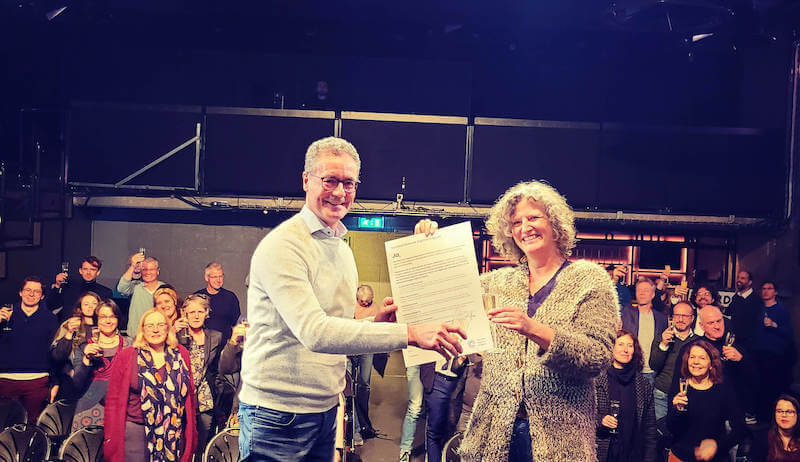 Foto van Wilbert Helmus en Monique in het Veld met het ondertekende NDE-manifest