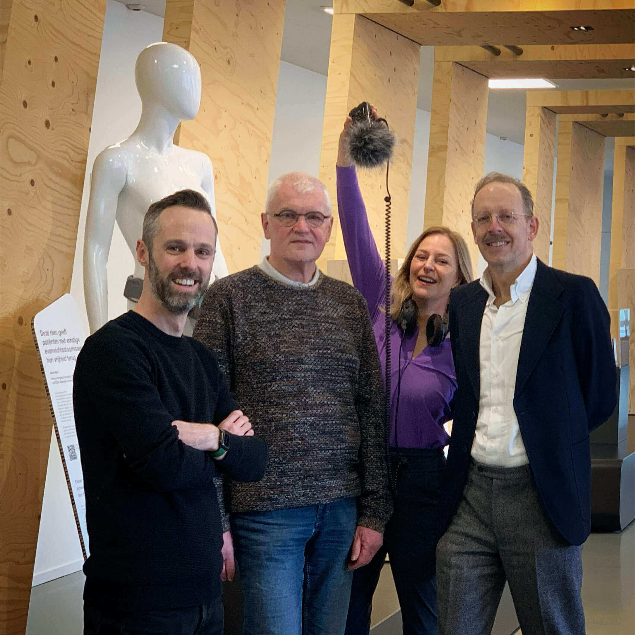 Op de foto zie je afbeeld: digitaal-erfgoed-coach Wouter Daemen (Huis voor de Kunsten Limburg), conservator Serge Langeweg (Discovery Museum) en journalist Kirsten Paulus en netwerkredacteur Ronald de Nijs