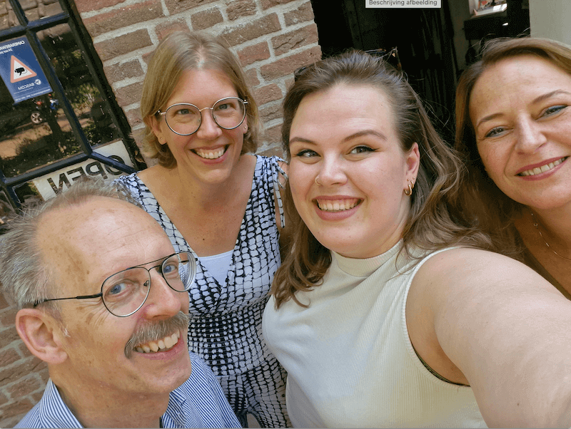 Op de foto staan podcastmaker Ronald de Nijs, Rike Dankers coördinator collectieregistratie bij Museum De Koperen Knop, Nine Claassen, datacleaner van de Datawerkplaats Zuid-Holland, en podcastmaker Kirsten Paulus