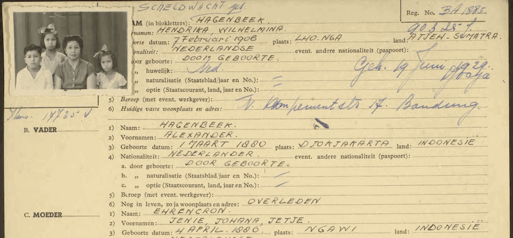 Een voorbeeld van een met hand ingevuld, vergeeld paspoort dat mensen uit voormalig Nederlands-Indië in de periode 1945 en 1965 aanvroegen om naar Nederland te reizen